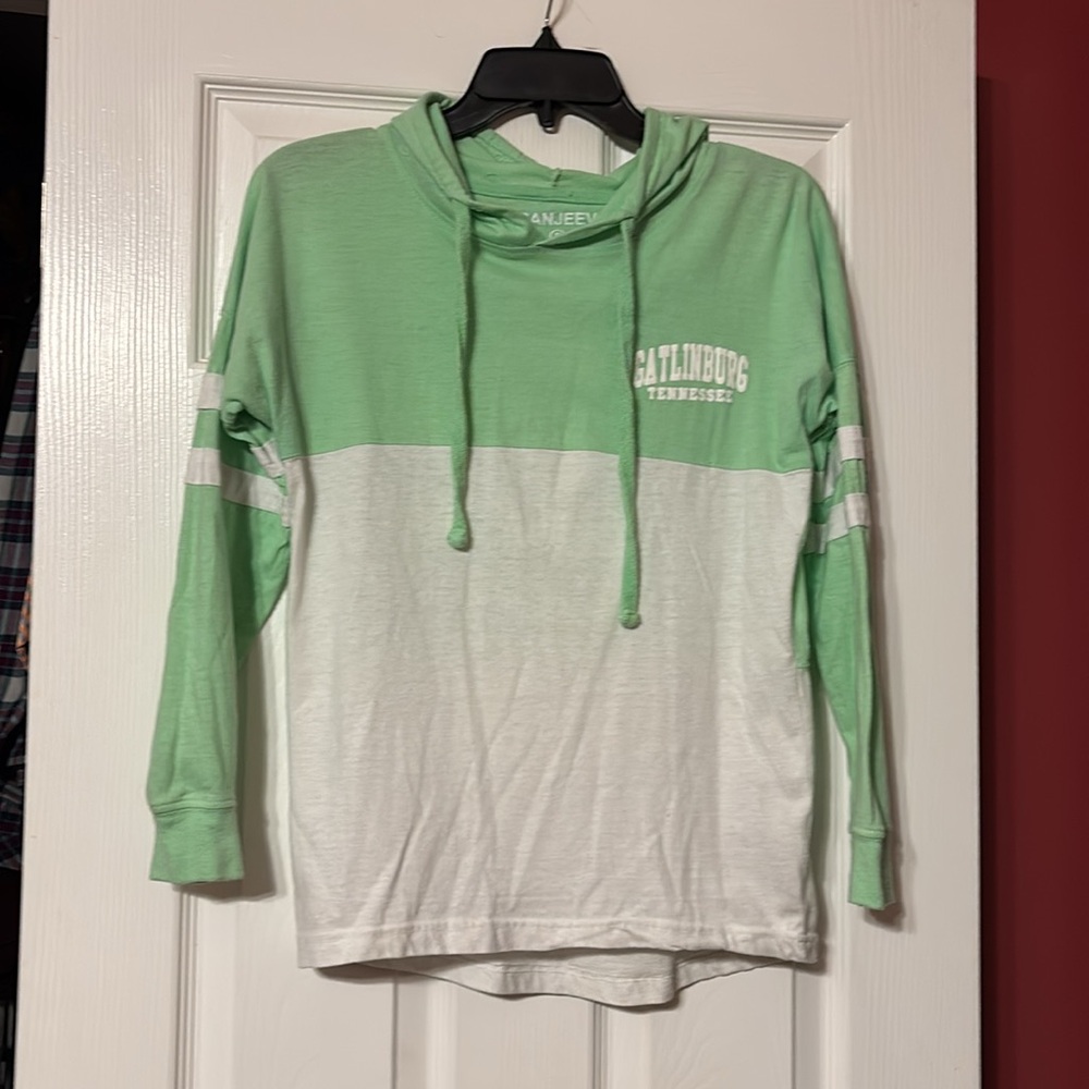Gatlinburg Tennessee Mint Green and white long sleeve hooded tshirt  size small